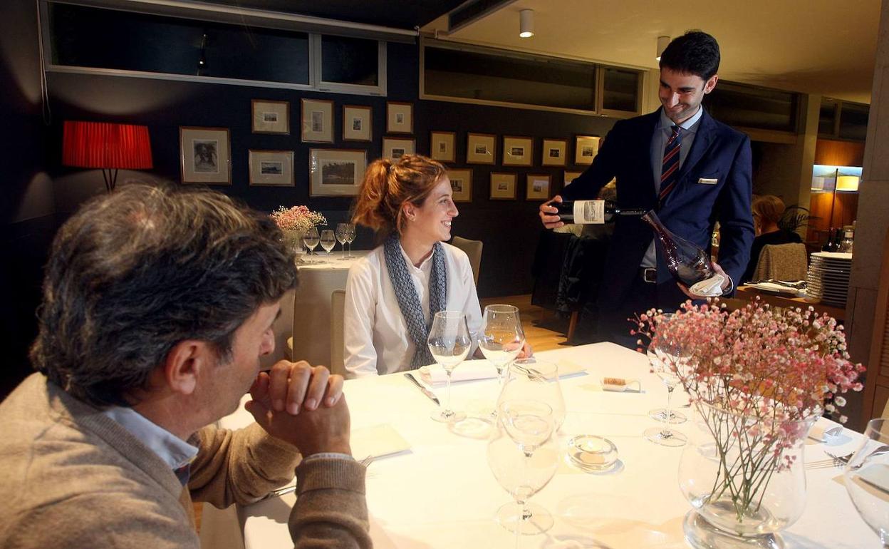 Jon Dorronsoro atiende a unos clientes en el restaurante.