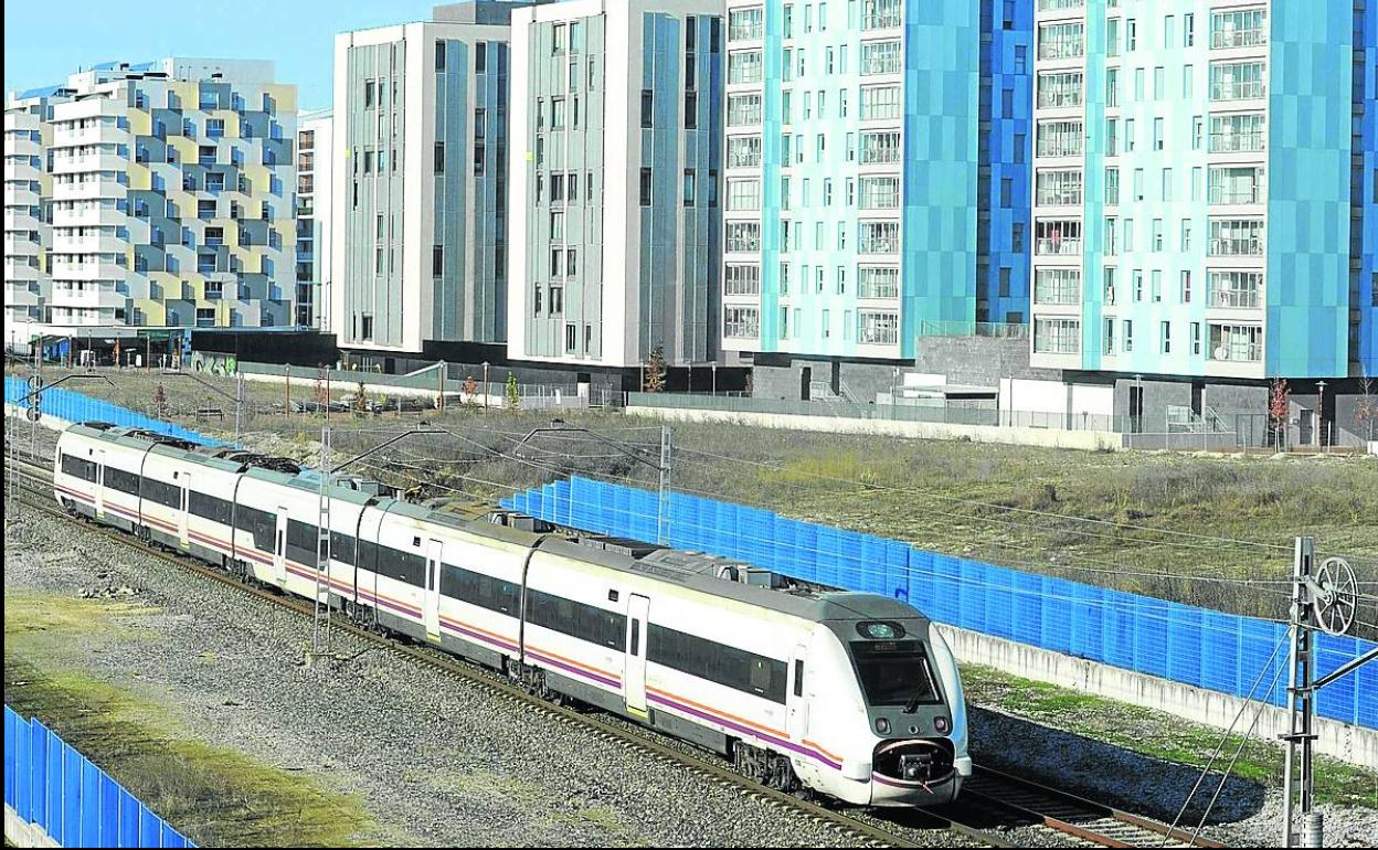 El tren accede en la actualidad a Vitoria por superficie.