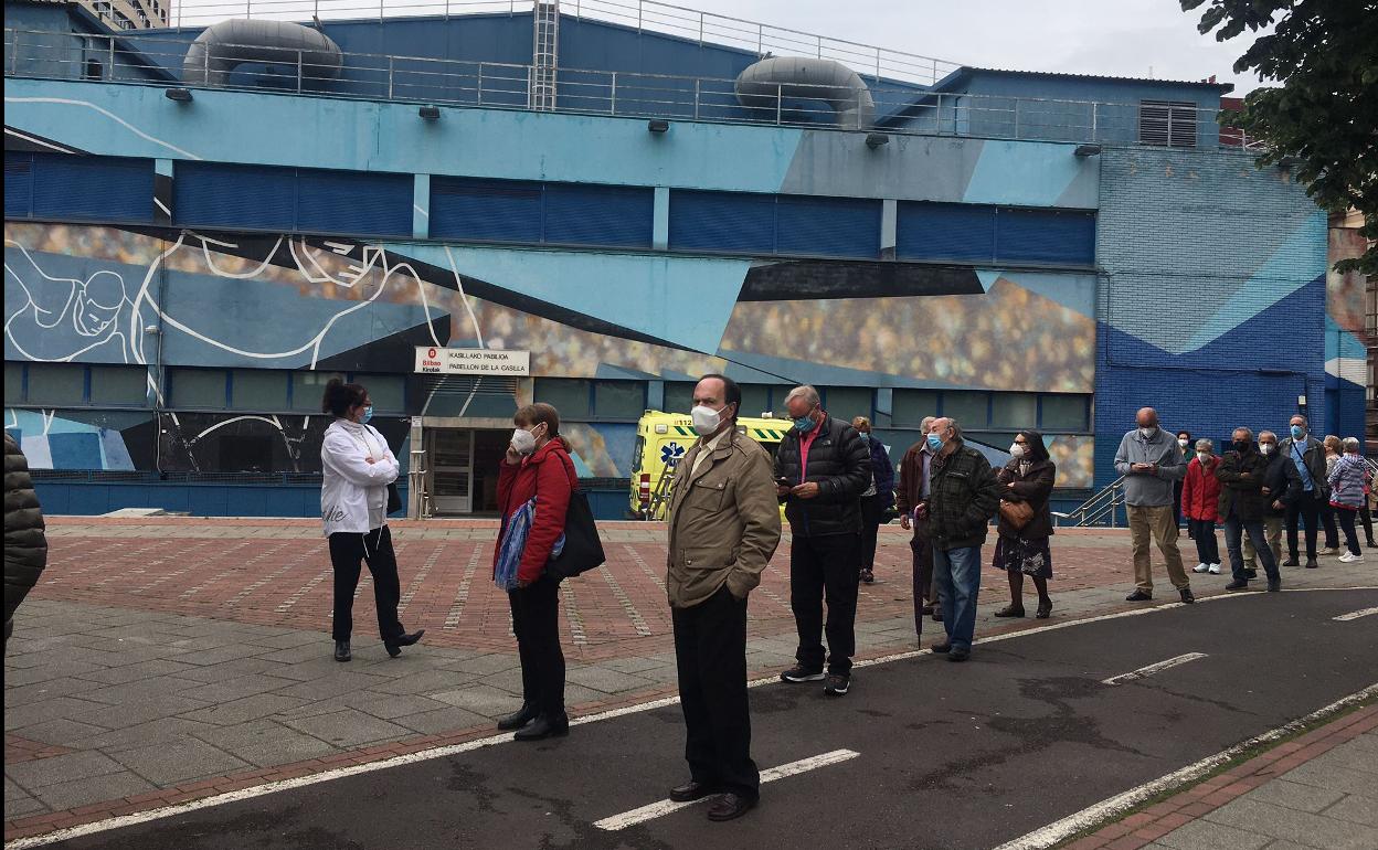 Largas colas en La Casilla para la vacunación.