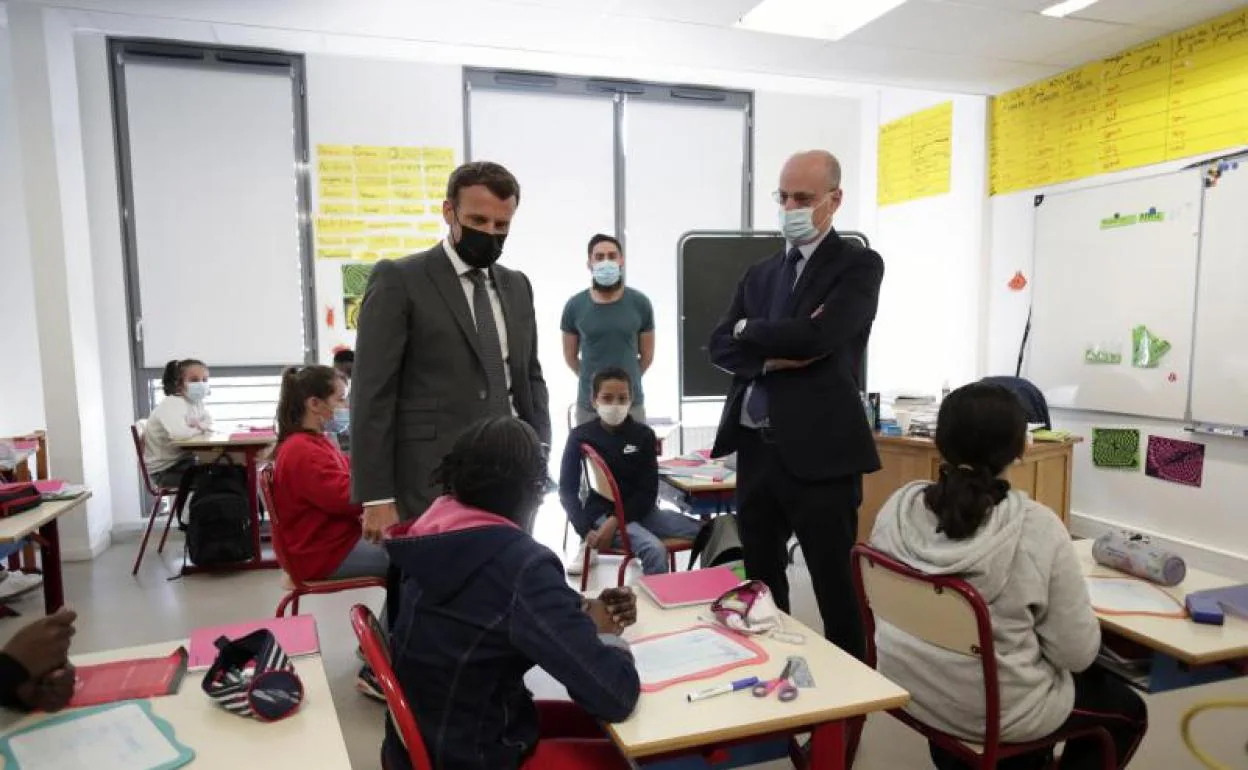 El presidente francés Emmanuel Macron visitó un colegio. 
