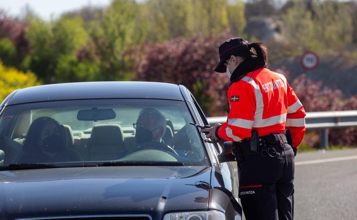 Un control de la Ertzaintza para acceder a Vitoria.