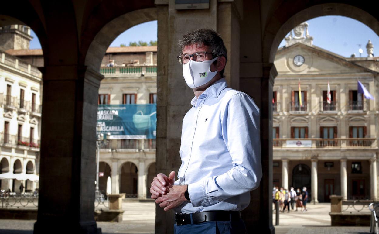 El presidente de Eudel, Gorka Urtaran, frente al Ayuntamiento de Vitoria, del que es alcalde. 
