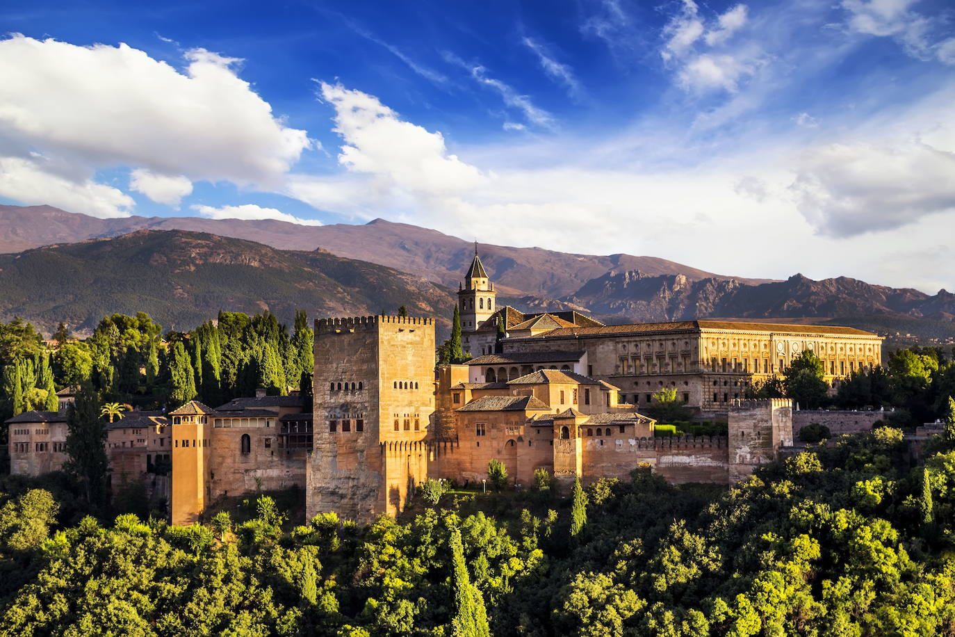 ALHAMBRA DE GRANADA | La Alhambra y El Generalife son dos símbolos universales de la cultura árabe en España. Patrimonio de la Humanidad por la Unesco, es un legado nazarí, con la antigua alcazaba (siglo IX), reconvertida en palacio por Mohamed III en el siglo XIII, o el palacio de Comares, que se conserva casi intacto.