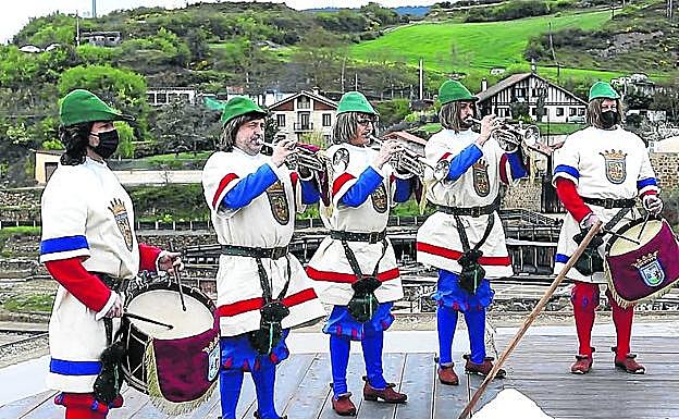 Imagen principal - 1. Atabaleros y trompeteros, en las salinas. 2. Tamborrada reducida y emitida desde el Iradier Arena.3. Las dantzaris le pusieron ritmo a la retreta.