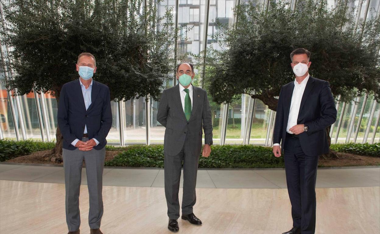 Galán junto a los directivos de Volkswagen Herbert Diess y Thomas Schmall 