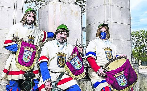 Iker, Mikel y José Miguel, ante San Prudencio. 