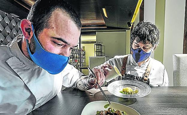 Etxenike y Vadillo rematan el emplatado de sus versiones de perretxikos y caracoles. 