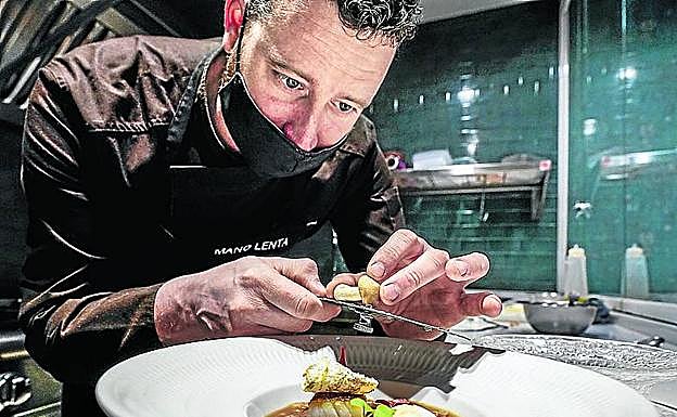 Hernani lamina perretxikos concentrado en su plato. 