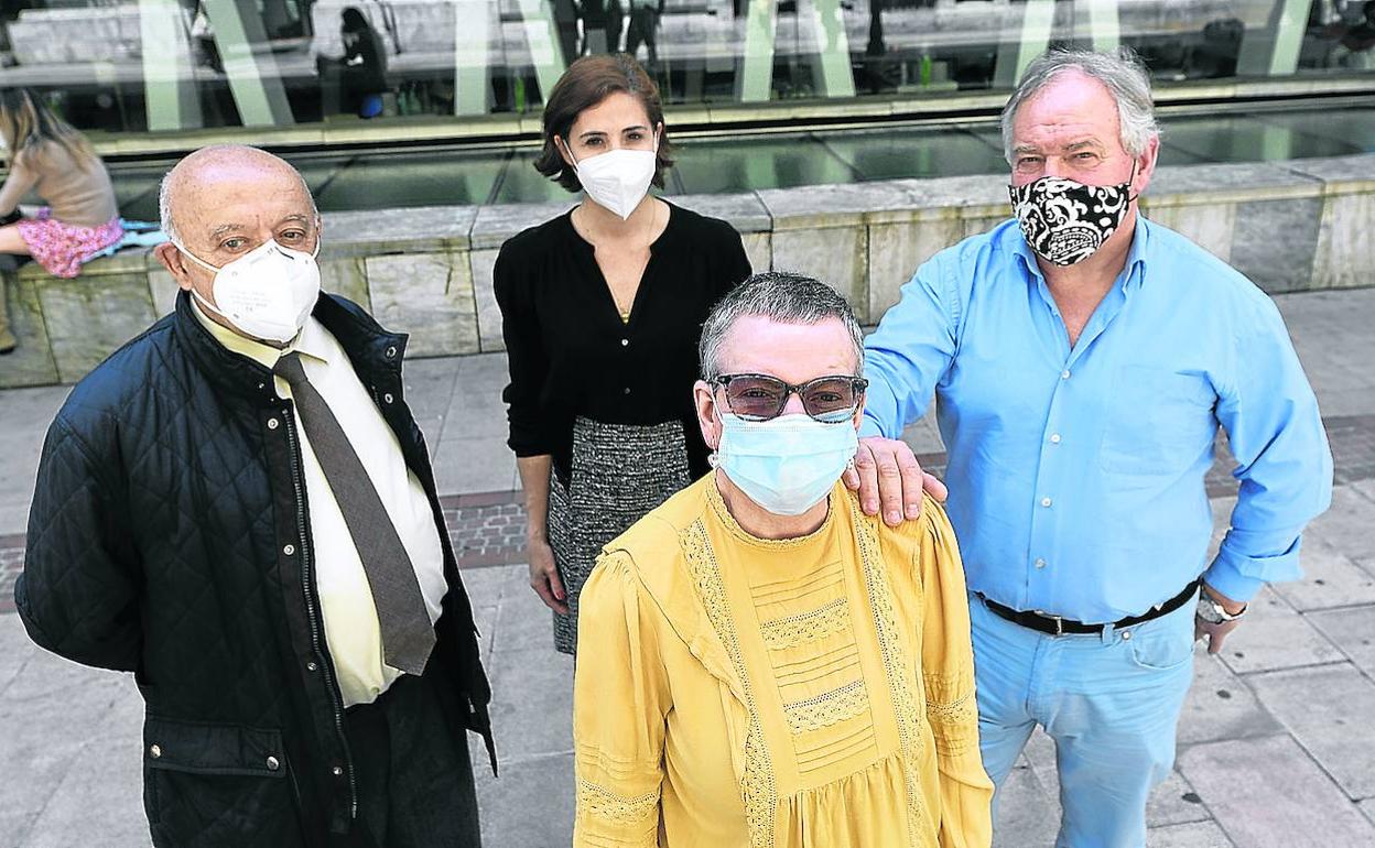 El tutor Germán Etxebarria, la notaria Carmen Velasco y los hermanos Ana Mari y Santiago Bilbao posan frente a la biblioteca foral. 