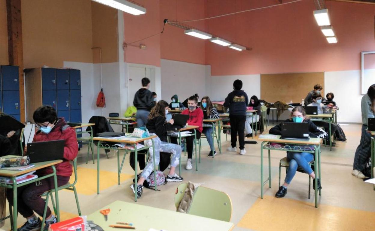 18 ikastola horietako DBHko lehen eta bigarren mailetako ikasleak aritu dira testuok lantzen. 