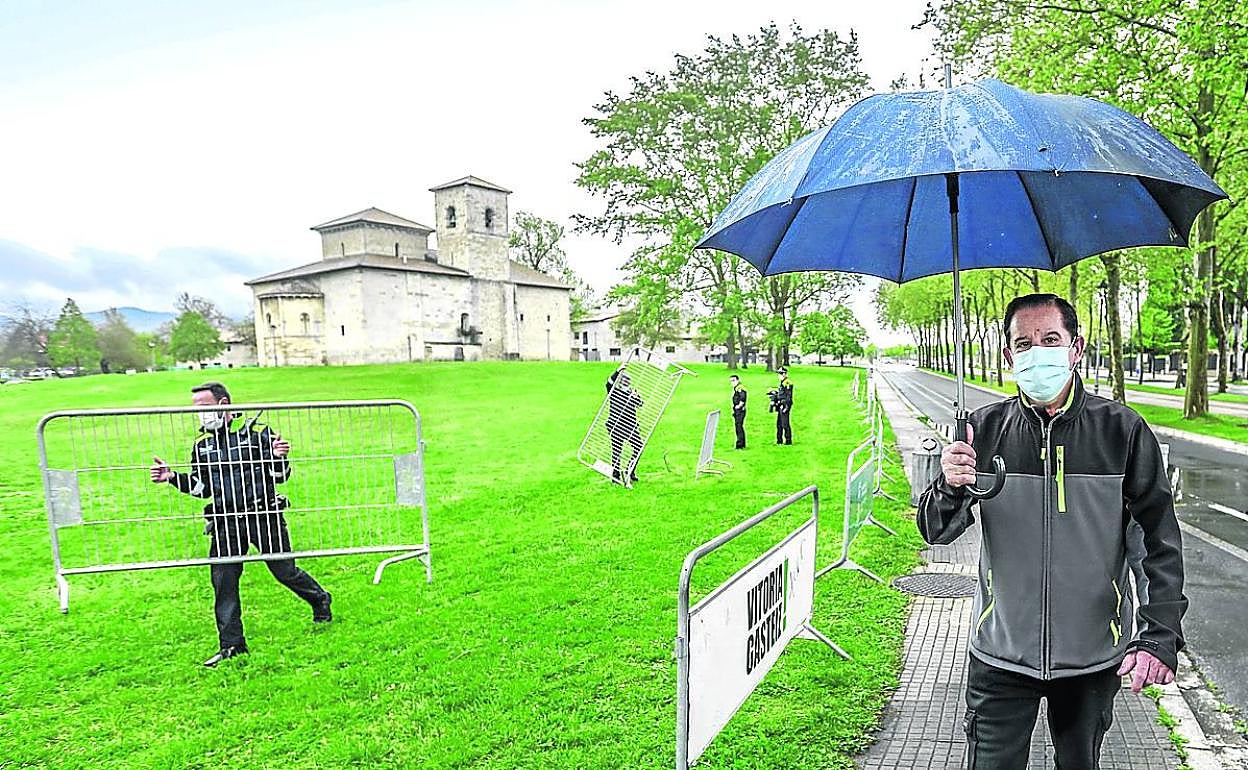 Policías locales vallaron las campas de alrededor de la basílica en la mañana de ayer. 