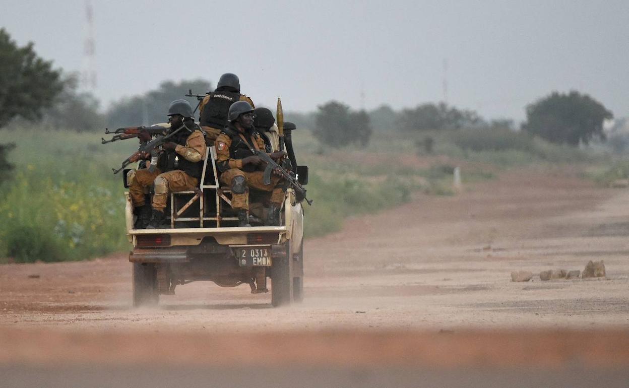 Un convoy de policías patrulla por una zona de seguridad en Burkina Faso en una imagen de archivo. 