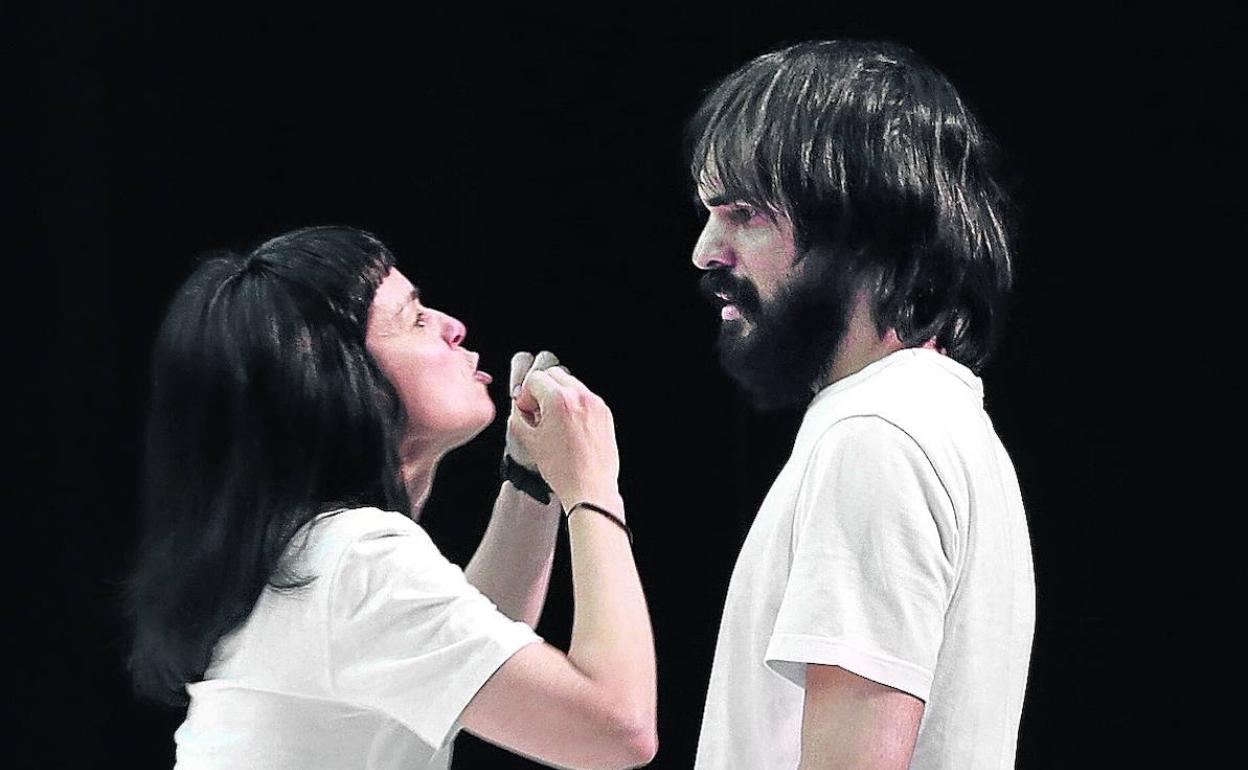 Miren Gaztañaga y Eneko Sagardoy libran un combate verbal en esta obra. 