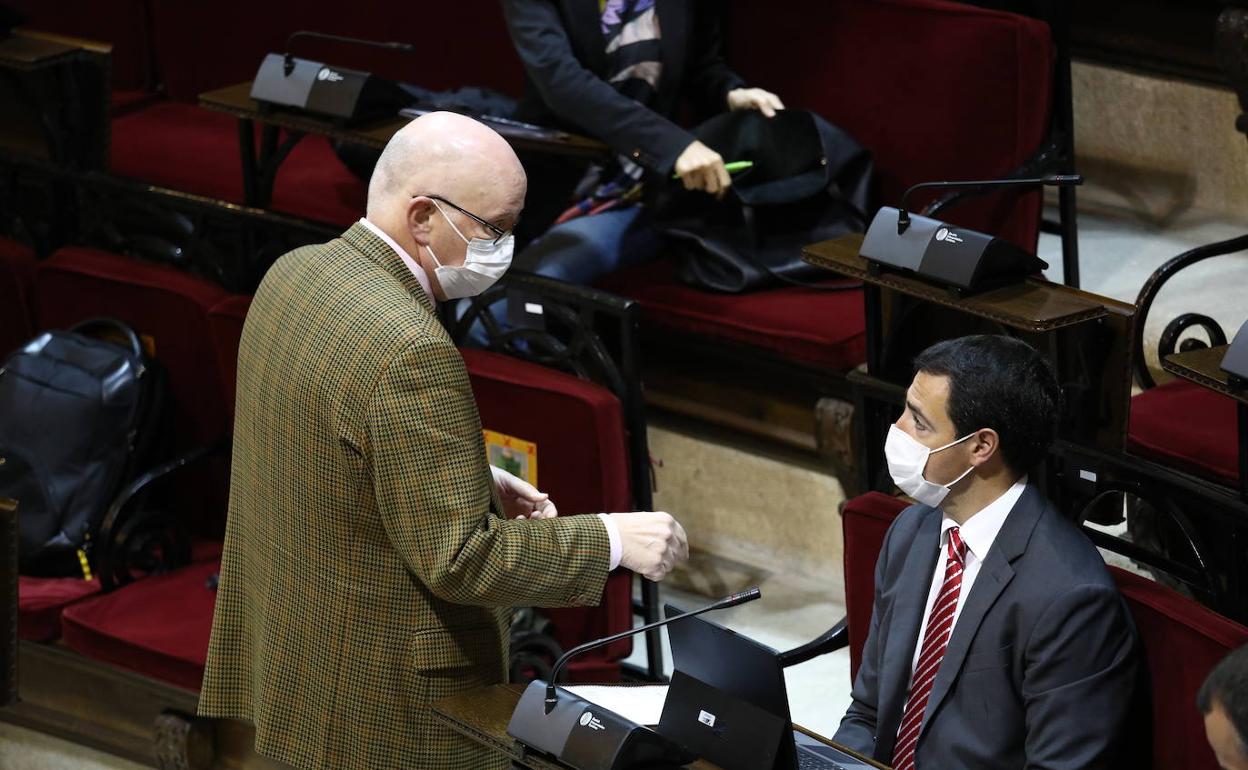 El diputado de Hacienda, José María Iruarrizaga saluda a su homólogo de Infraestructuras, Imanol Pradales.