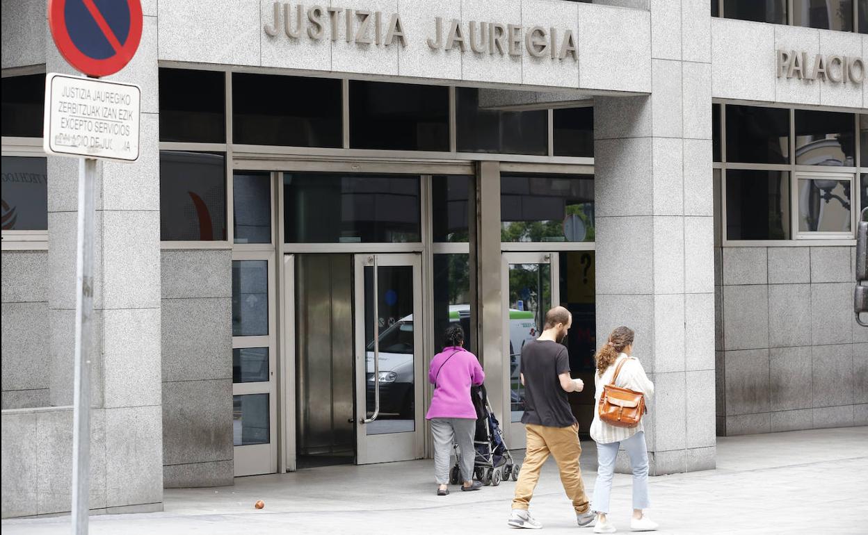 Los letrados de oficio han sido equiparados con los policías y el personal que trabaja en las comisarías. 