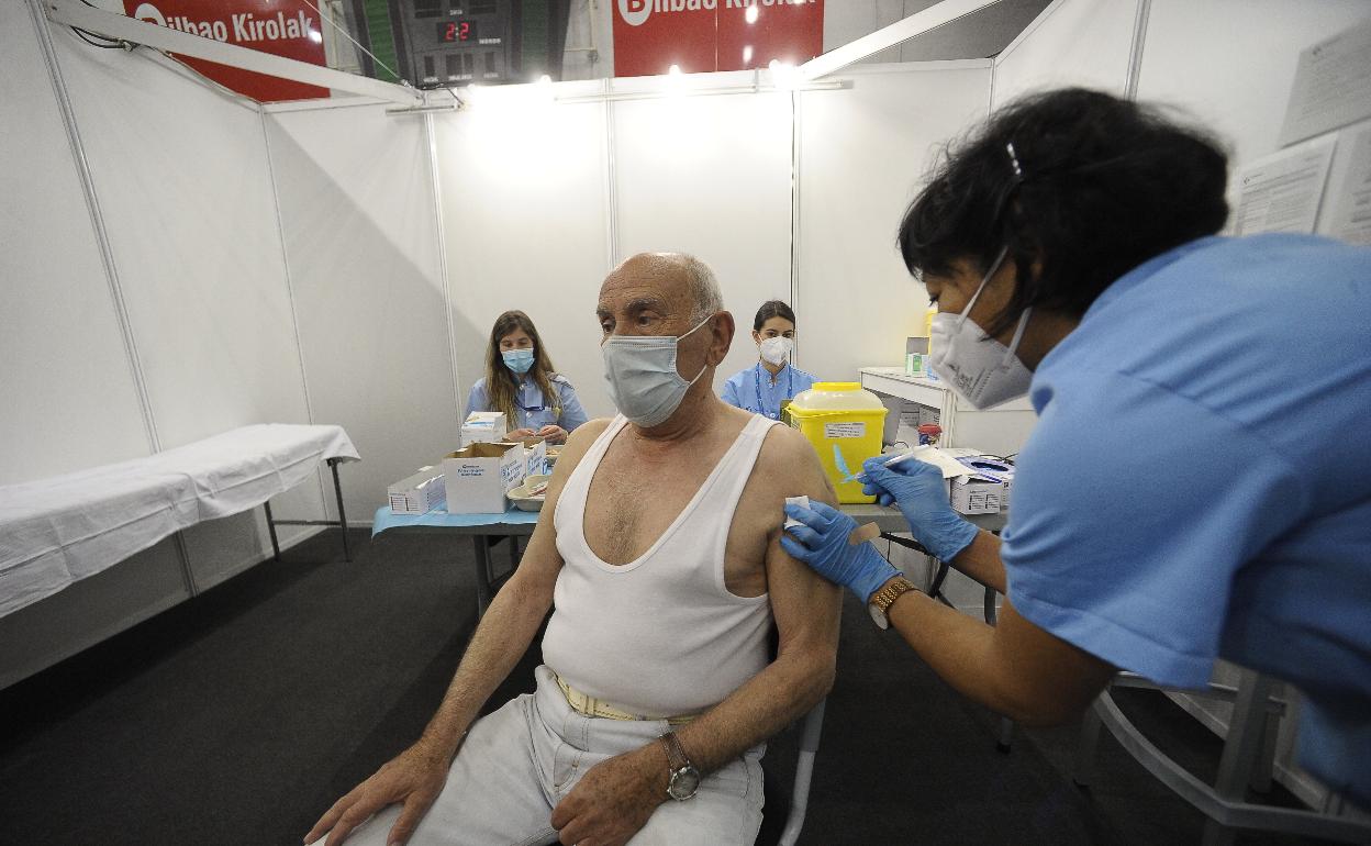 La vacunación en personas de 70 a 79 años se ha acelerado esta semana en Euskadi. 