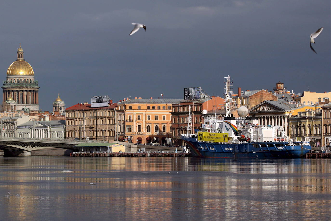 3.- SAN PETERSBURGO (RUSIA) | La segunda ciudad más grande de Rusia. El centro de la ciudad, junto a los monumentos que hay en sus alrededores, es considerado Patrimonio de la Humanidad por la UNESCO desde 1990. Fue fundada por el zar Pedro el Grande en 1703 con el propósito de deslocalizar la capital ubicada en Moscú. Este zar fomentó también la construcción de canales en las calles siguiendo el patrón de Ámsterdam.