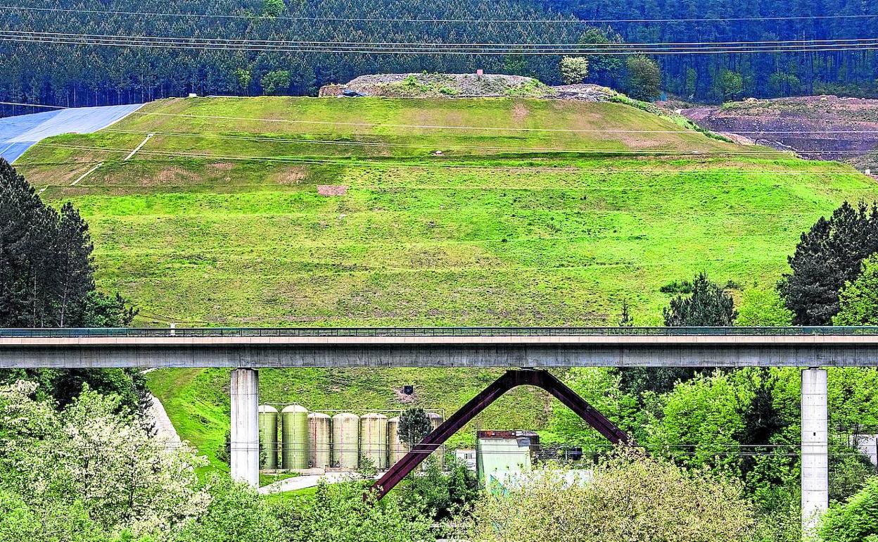 El vertedero de Bistibieta está cerca del final de su vida útil. En la imagen aparece detrás de un viaducto del TAV. 