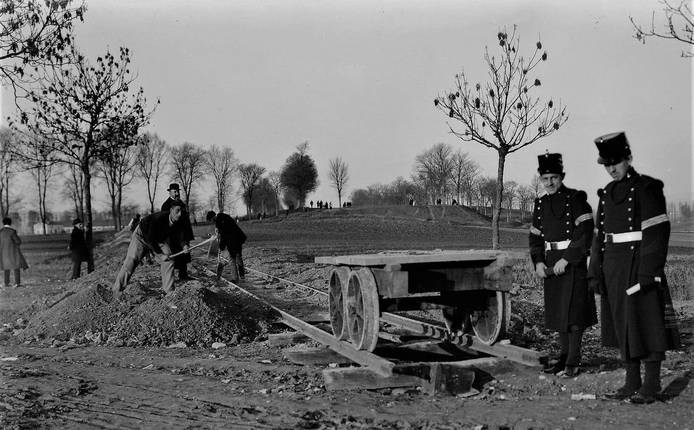 La línea del Vasco-Navarro supuso una cicatriz para el barrio hasta su desaparición. En la imagen, su construcción, al sur del Polvorín, en 1915.