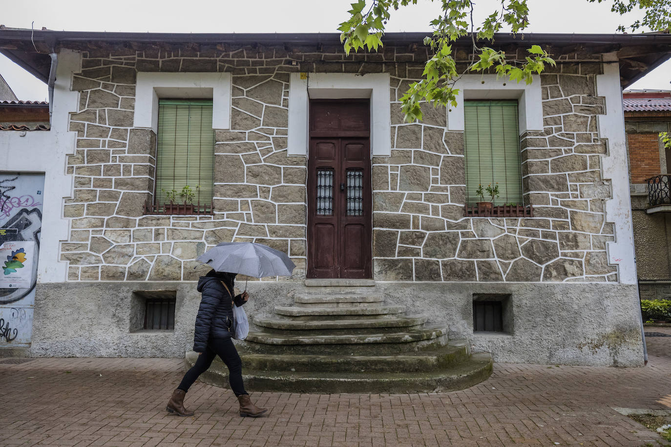 Aspecto exterior de una de las casas que se sitúan en el perímetro del parque de Judimendi.