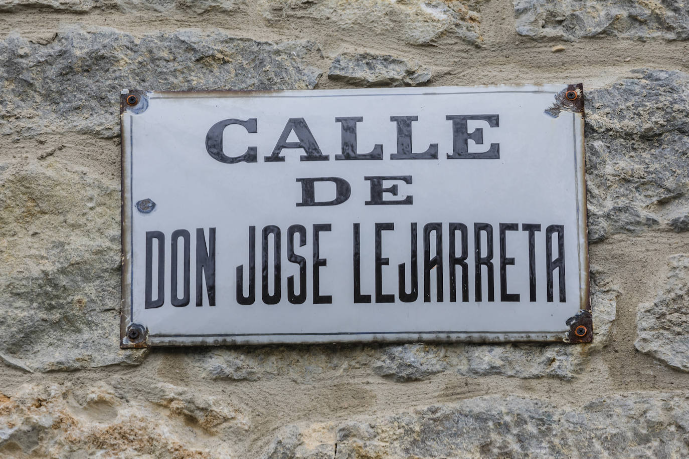 José Lejarreta, uno de los alcaldes que ha tenido Vitoria, tiene una calle en el barrio.