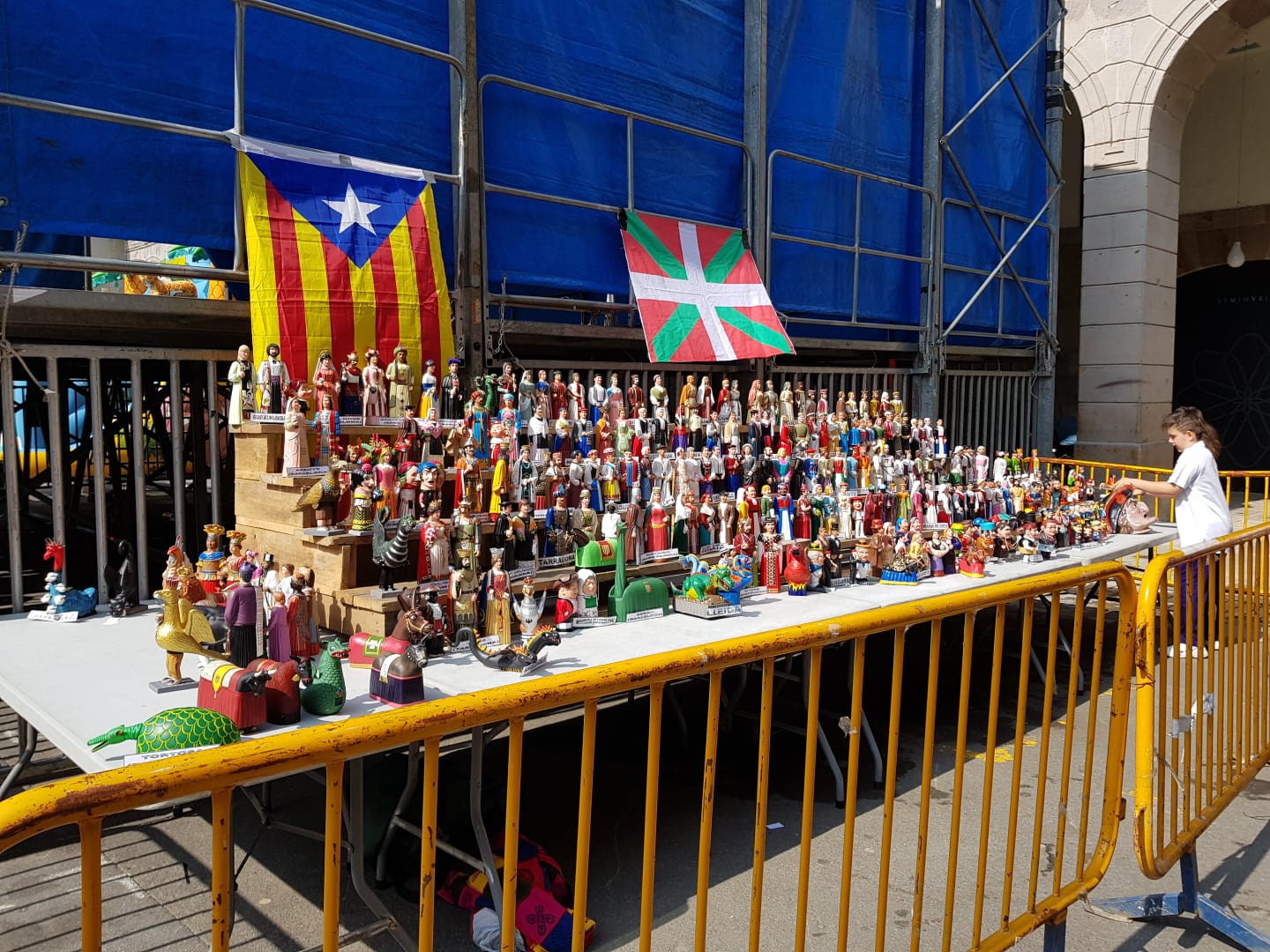 Exposición de txiki gigantes y cabezudos de Txarli Gomez y su familia.