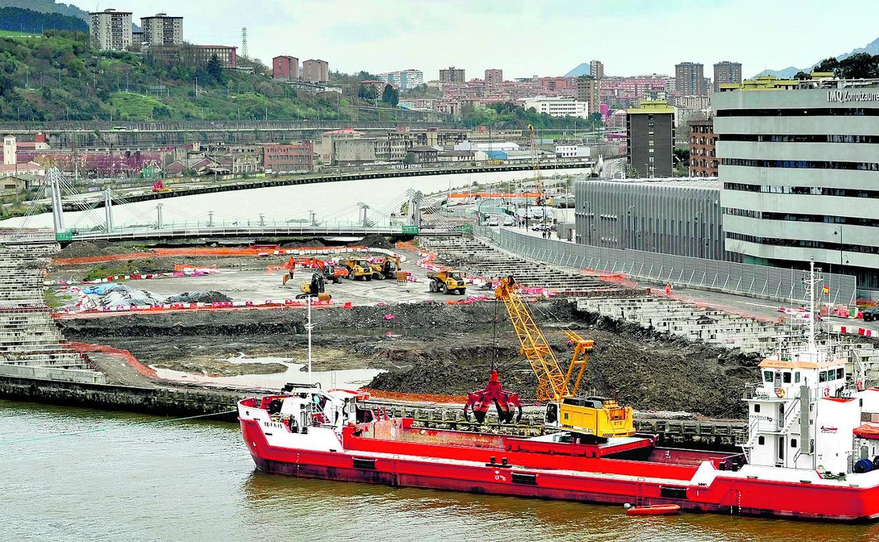 Los conflictos contractuales supusieron retrasos de dos años en la obra del canal de Deusto. 