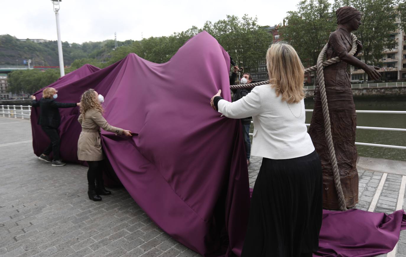 La escultora Dora Salazar, Patricia Campelo, directora foral de Igualdad, y la diputada foral Teresa Laespada descubren el monumento. 