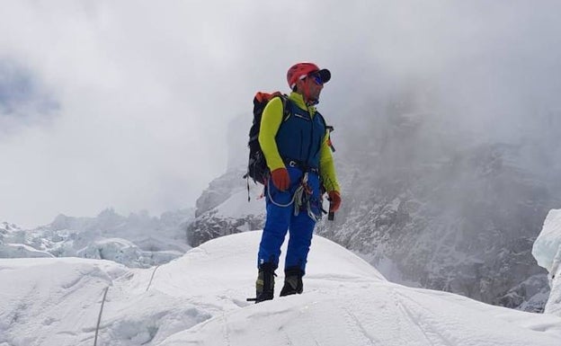 Alex Txikon, en ls Cascada de Hielo, durante su primera rotación de aclimatación. 