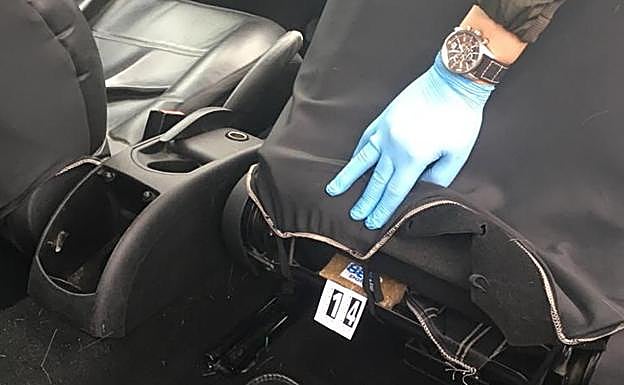 La placa de hachís permanecía escondida entre el respaldo y la base del asiento del copiloto.