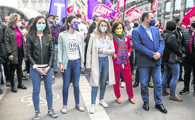 Las ministras Ione Belarra, Irene Montero, Yolanda Díaz, Carmen Calvo y el ministro Ábalos, en la manifestación de Madrid.