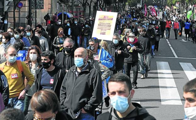 La movilización de LAB comenzó en la Plaza Zabalburu para finalizar en el Arenal.