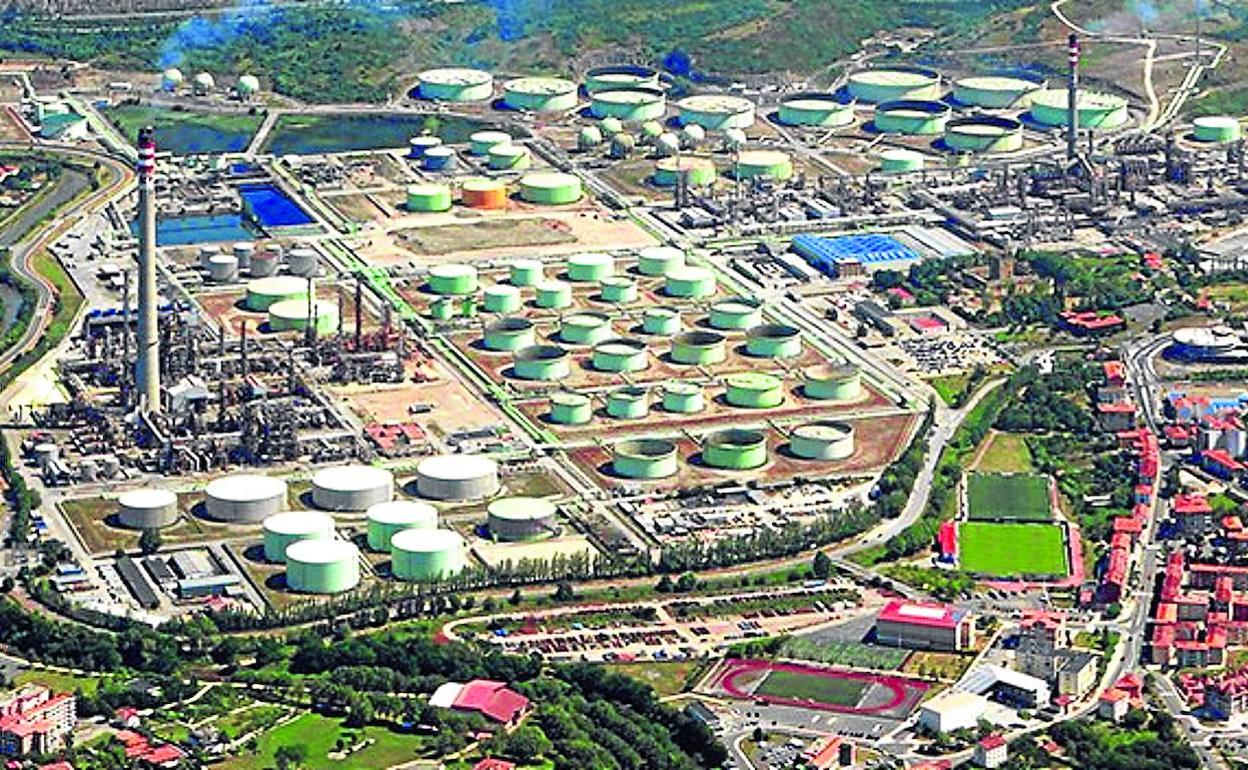 Imagen aérea de las instalaciones de la refinería de Petronor en el municipio vizcaíno de Muskiz. 