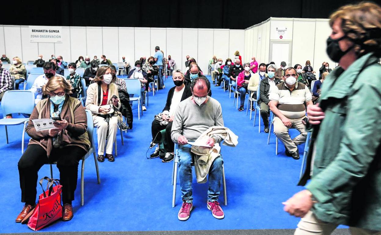 Los vacunados pasaron 15 minutos en una sala de espera después de recibir la dosis. 