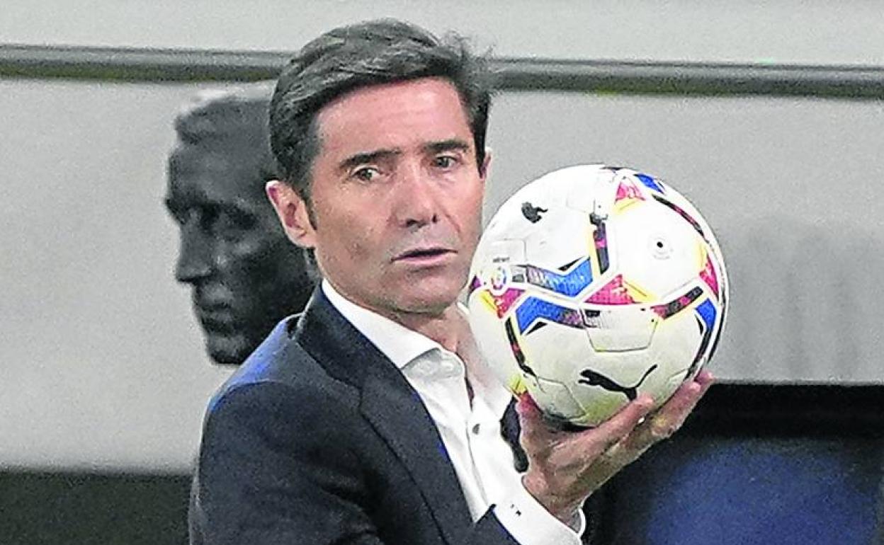 Marcelino está dando aire a su equipo. 