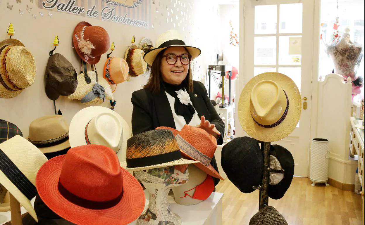 Tiendas en Bilbao: Una sanitaria abre una tienda en Bilbao para poner de  moda los sombreros
