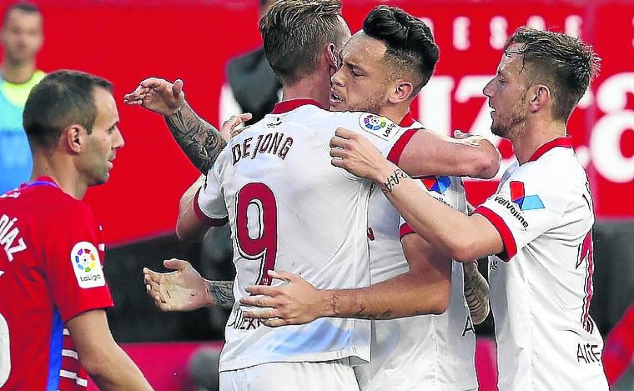 Ocampos abraza a De Jong tras marcar al Granada.