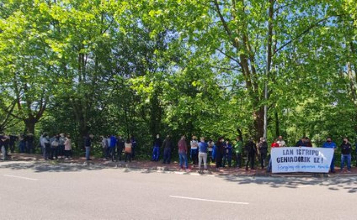 Varias decenas de trabajadores se han concentrado hoy al mediodía frente a la empresa zornotzarra. 