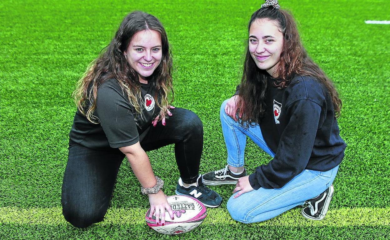 Las capitanas del Gaztedi posan en el campo de entrenamiento de Lakua.