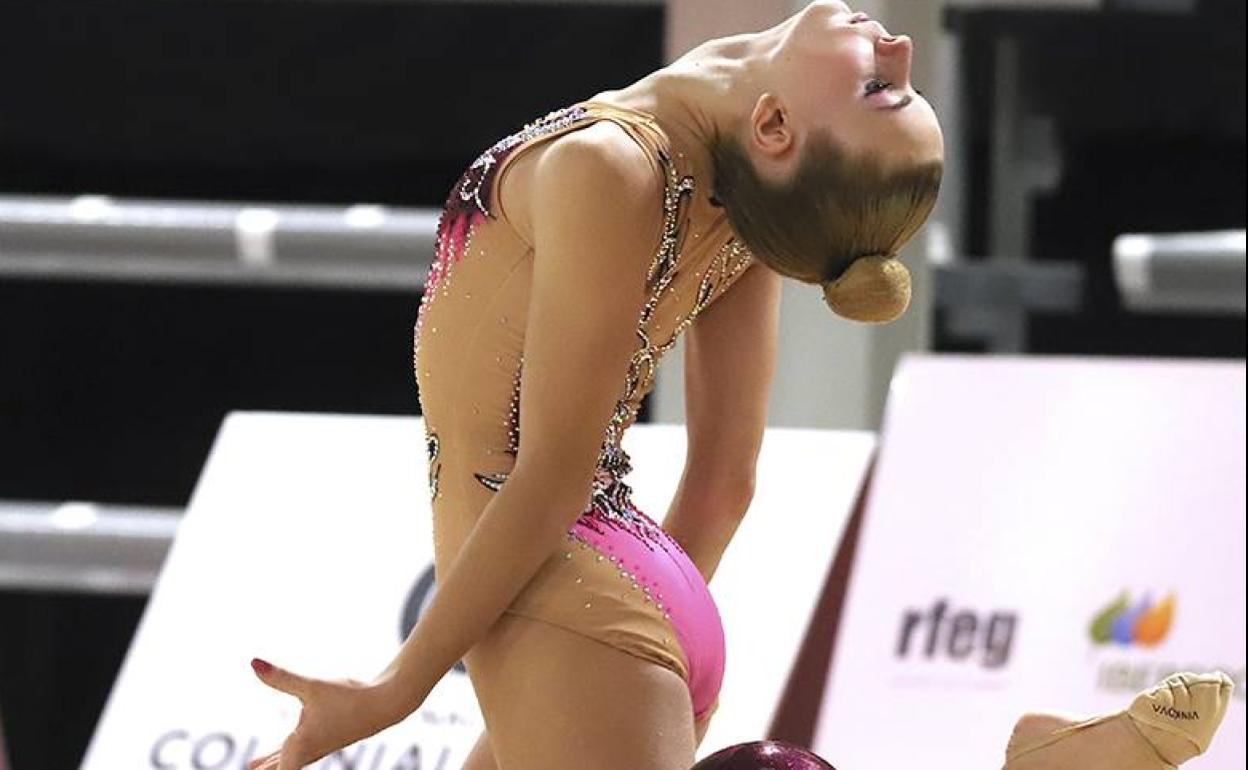 La joven vizcaína Izaro Martín en su ejercicio de pelota. 