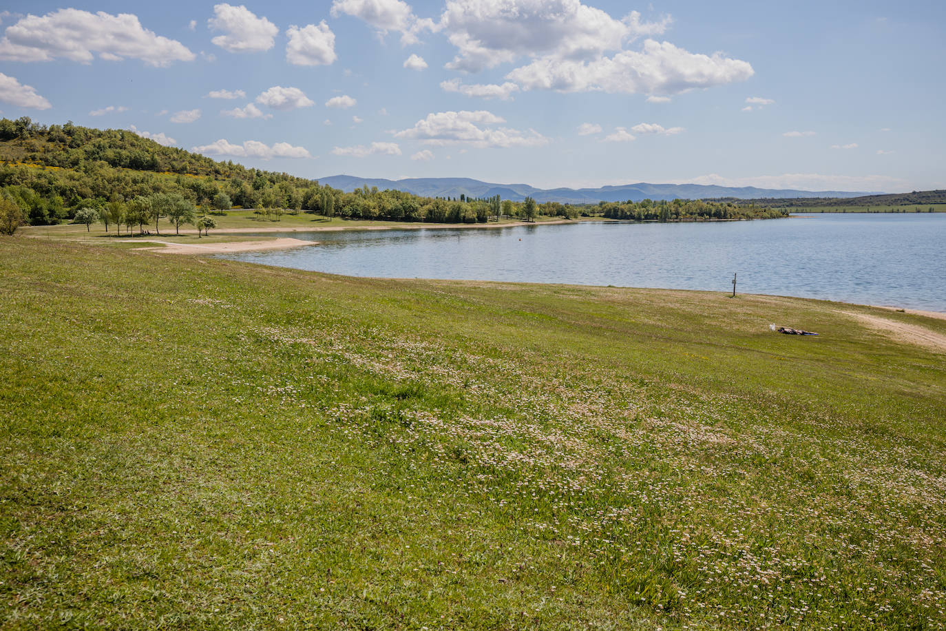 En Garaio, el pantano, el gran patio de recreo de los alaveses, aguardaba ayer con la hierba más mullida que nunca, sin pisotear.