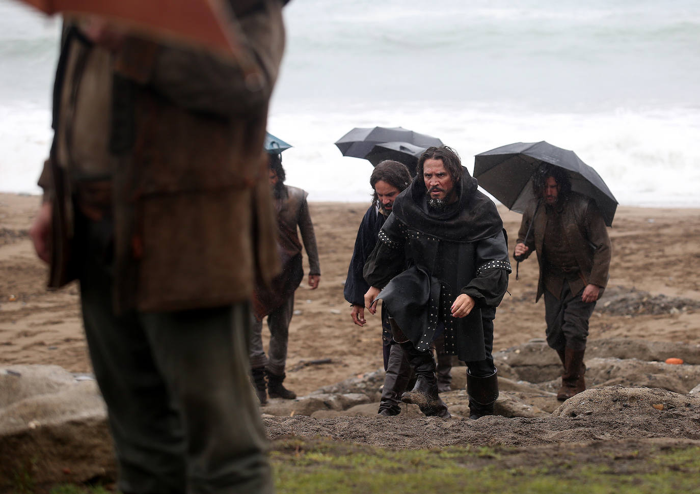 Fotos: Rodaje de Elcano en la playa de Azkorri, en imágenes