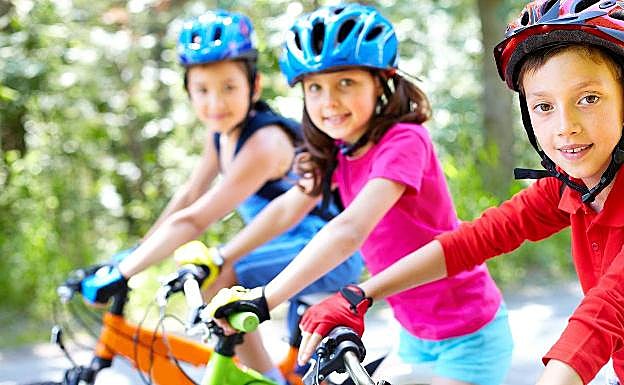 Cómo reducir riesgos cuando los niños montan en bicicleta