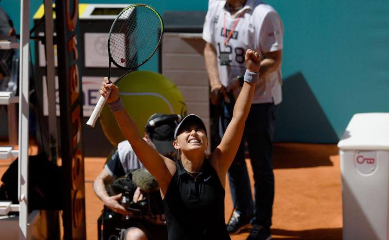 Paula Badosa celebrando su gran e histórico triunfo logrado en la pista madrileña. 