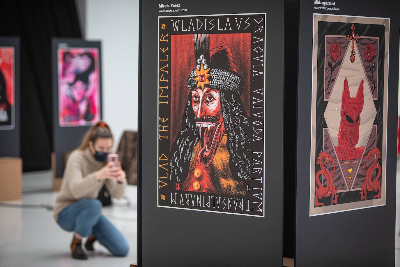 Fotos: Exposición en homenaje a los vampiros en el edificio Ensanche de Bilbao