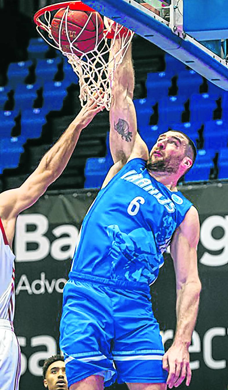 Kavvadas machaca el aro con la camiseta del Iraklis. 