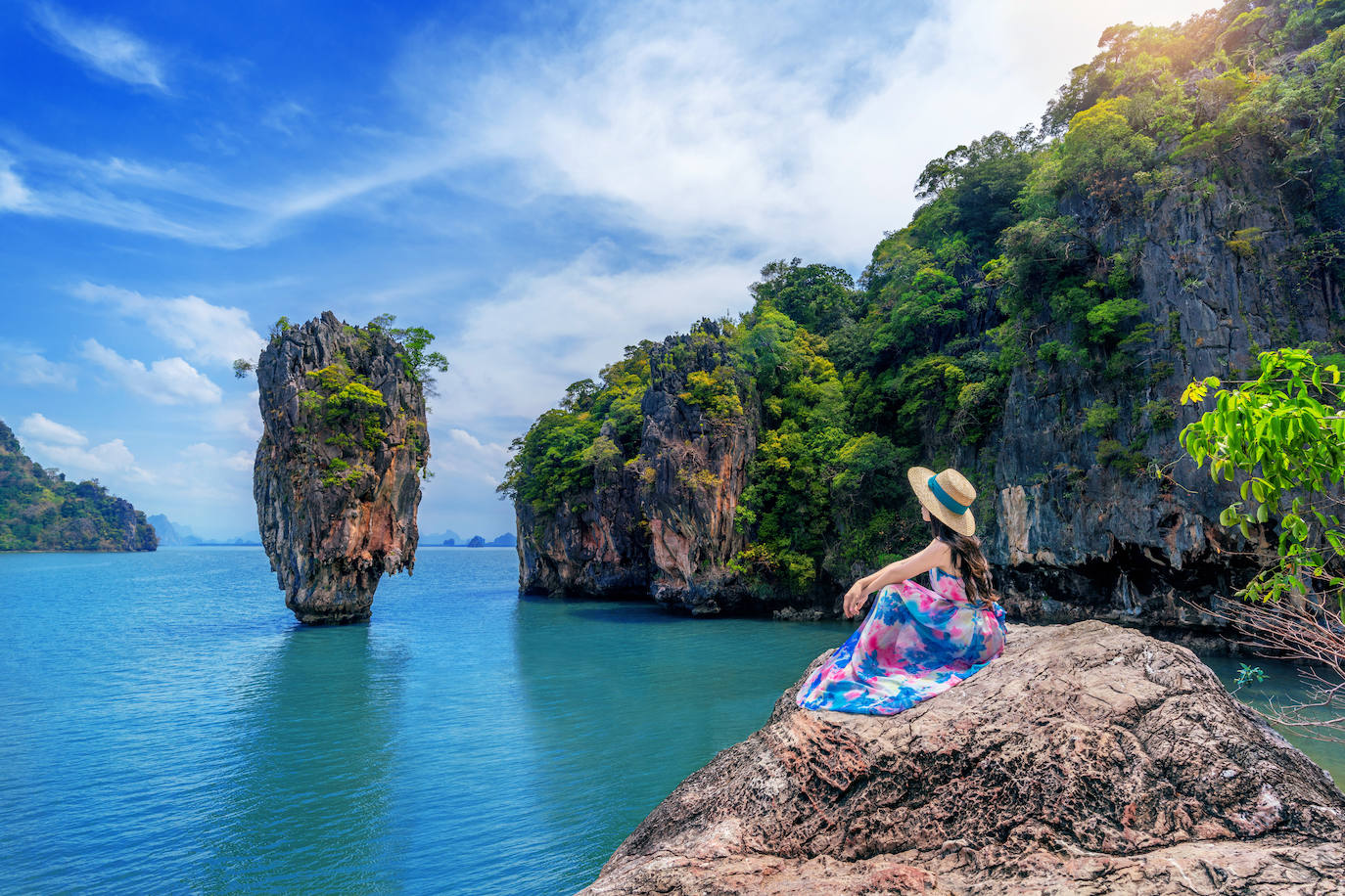 Tailandia ha optado por abrir por etapas a los turistas vacunados, con Phuket como destino piloto, en el que la isla puede ser visitada desde el 1 de abril con una cuarentena de siete días que permite actividades turísticas de ocio en áreas específicas. Además se requiere un seguro de viaje que llegue hasta los 100.000 dólares y reserva en firme de hotel. Los siguientes serán Krabi, Phang Nga, Ko Samui, Pattaya y Chiang Mai. Bangkok y su bulliciosa actividad tendrá que esperar. Tailandia acaba de lanzar el nuevo centro de información online “Entry Thailand” para visitantes internacionales vacunados.