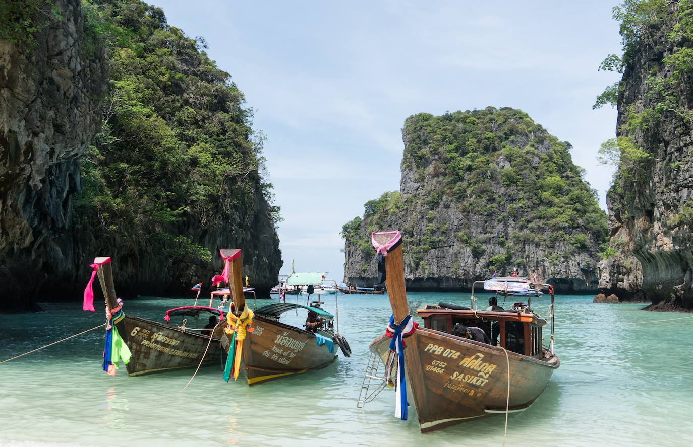 Los que logren entrar en Tailandia descubrirán que cada provincia contiene sus propios atractivos culturales, históricos y naturales únicos, desde las montañas del norte, repletas de vida silvestre y el hogar de tribus exóticas como las “mujeres jirafa” con sus largos cuellos abrazados por decenas de aros, a los llanos centrales, denominados el «Plato de Arroz de Asia», o la meseta del noreste que se extiende hasta el río Mekong en la frontera con Laos y las espectaculares playas e islas del sur, como Phuket, Krabi o Koh Samui, entre otras muchas.