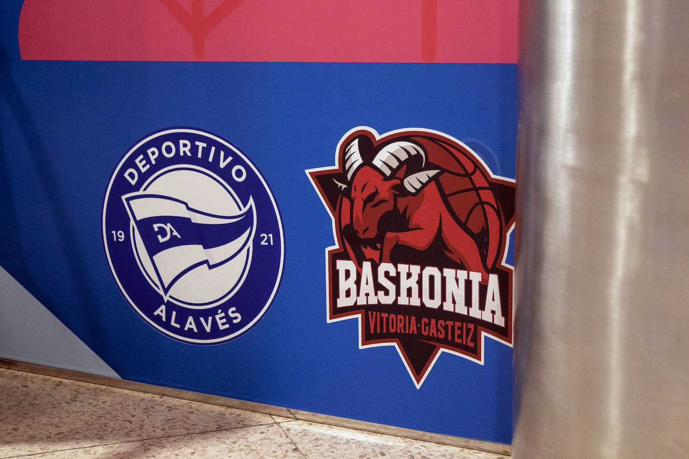 Fotos: El Baskonia y el Alavés dan color al área de pediatría de Txagorritxu