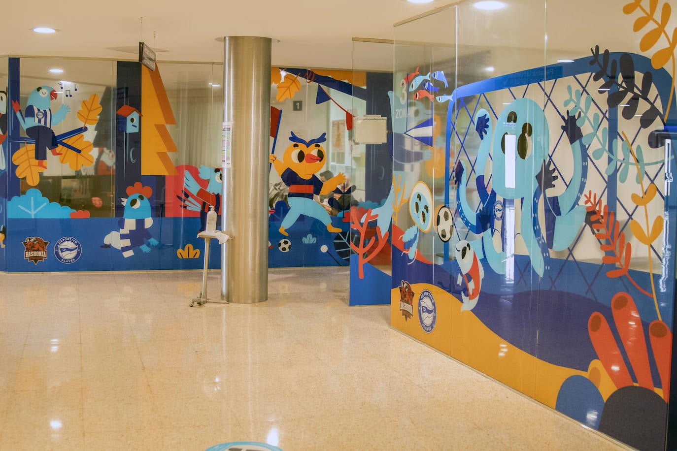 Fotos: El Baskonia y el Alavés dan color al área de pediatría de Txagorritxu